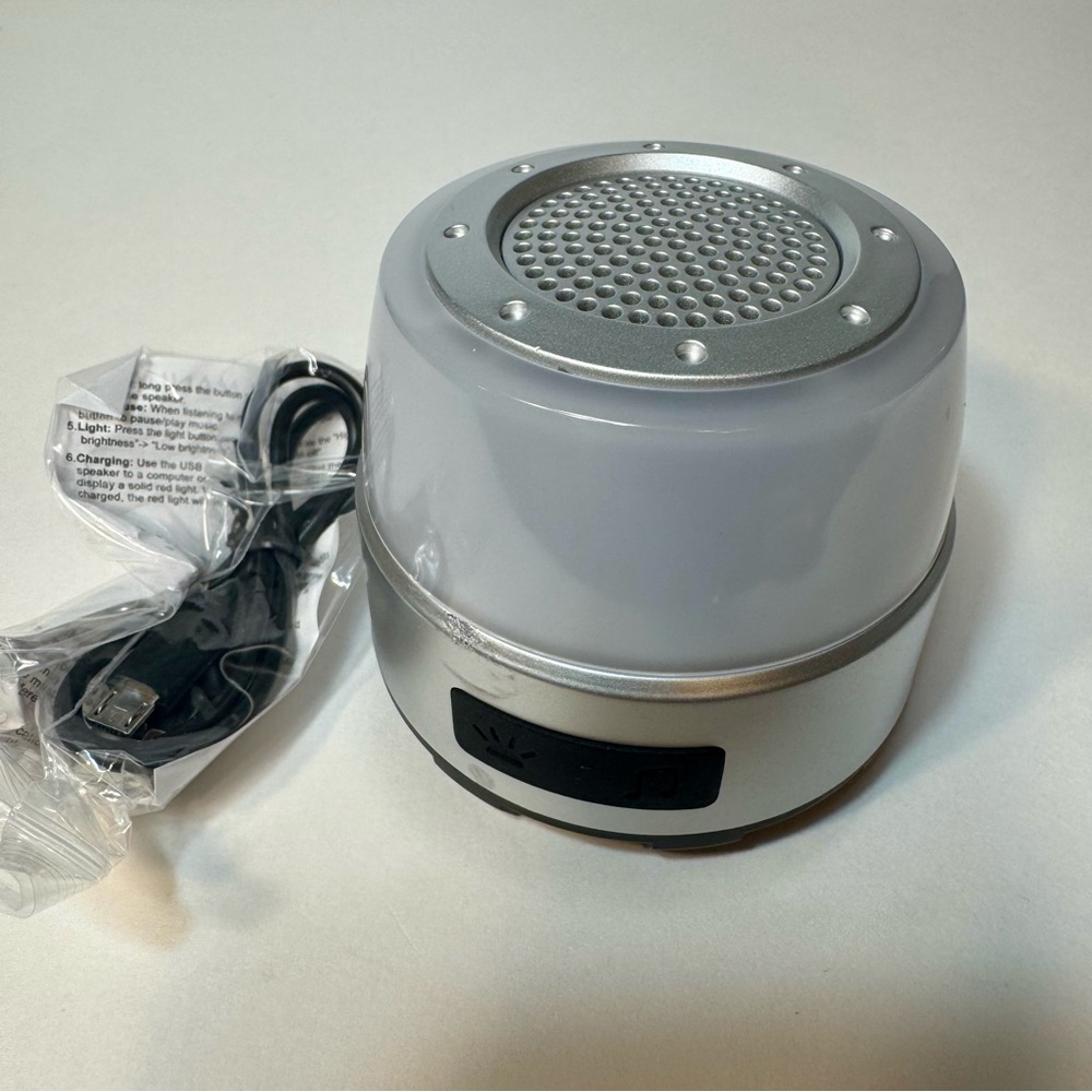 LIGHT UP SPEAKER WITH MAGNETIC BOTTOM